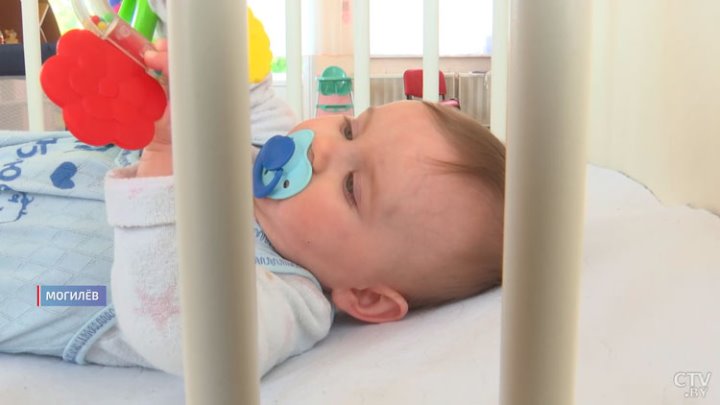 Родители на детское пособие уходят в запой. Как «оздоравливают» такие семьи в Беларуси?