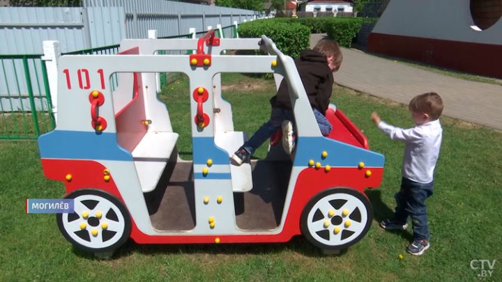 Родители на детское пособие уходят в запой. Как «оздоравливают» такие семьи в Беларуси?