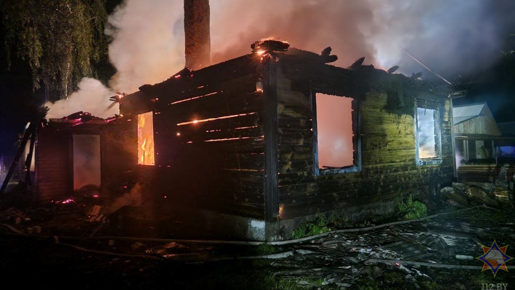 Хозяин дома был на работе. Видео пожара в Брестской области, на котором погибли 3-летняя девочка, 7-месячный мальчик и их мама  