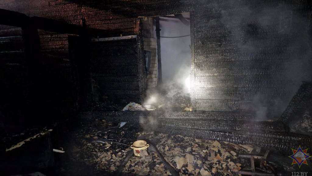 Хозяин дома был на работе. Видео пожара в Брестской области, на котором погибли 3-летняя девочка, 7-месячный мальчик и их мама  