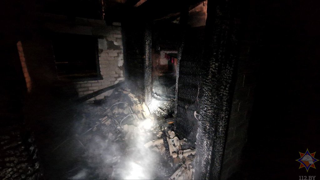 Хозяин дома был на работе. Видео пожара в Брестской области, на котором погибли 3-летняя девочка, 7-месячный мальчик и их мама  