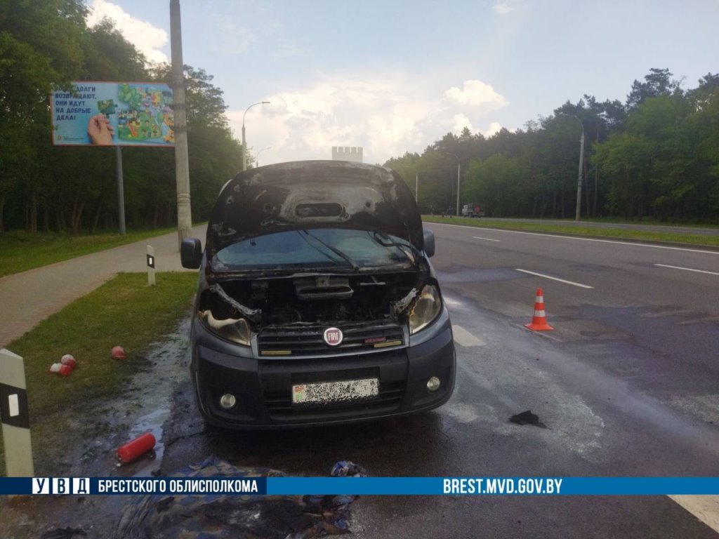 В Бресте на Московской горел автомобиль