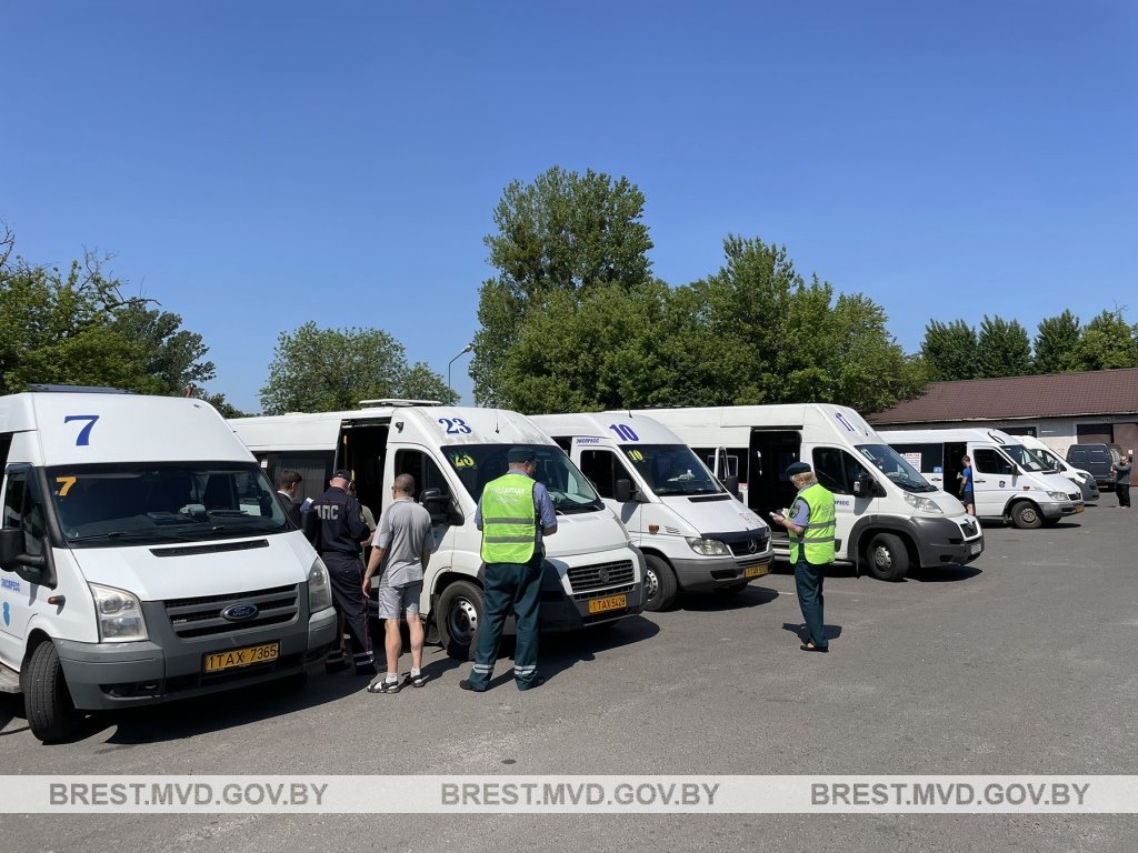 В Бресте сотрудники ГАИ провели осмотр маршруток