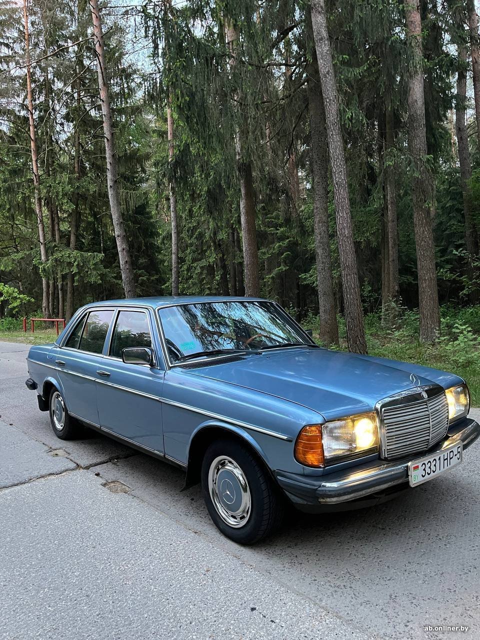 «Машинка для ценителей». Сколько стоит 40-летний Mercedes невероятного голубого цвета?