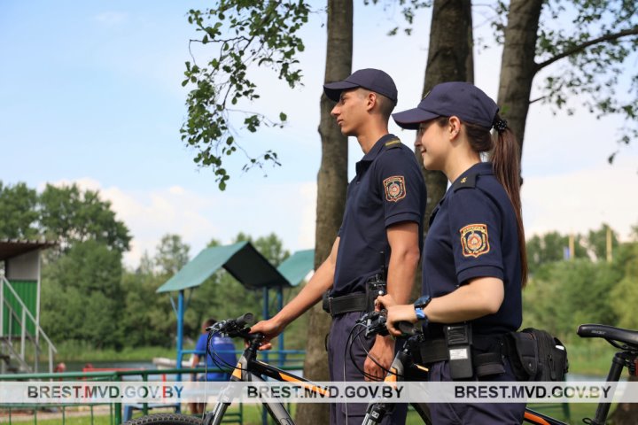 На велосипедах и с квадрокоптером. Как милиция отслеживает ситуацию на пляжах Бреста