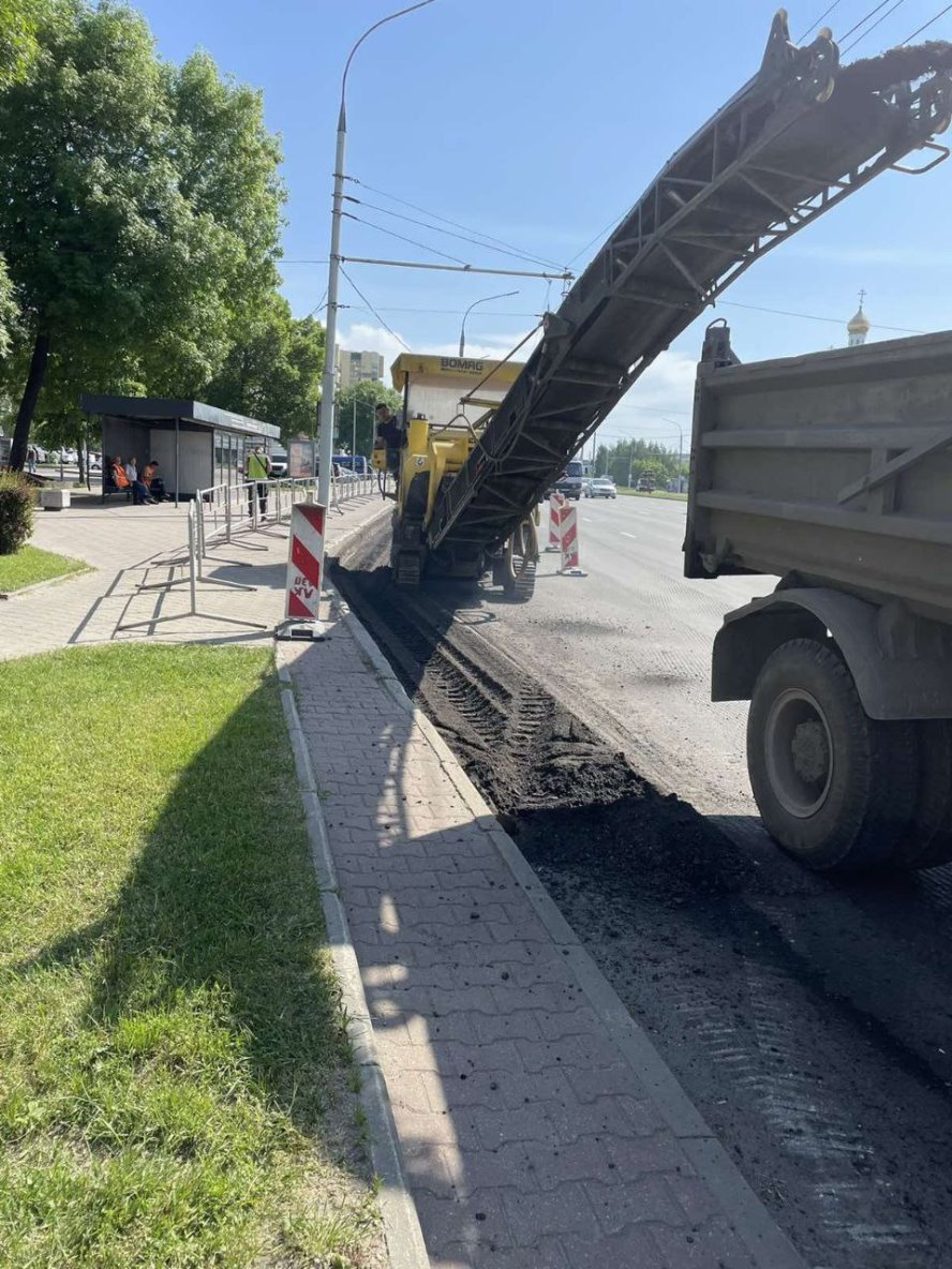 Фотофакт. Начался ремонт дорожного покрытия на остановке общественного транспорта «Технический университет»