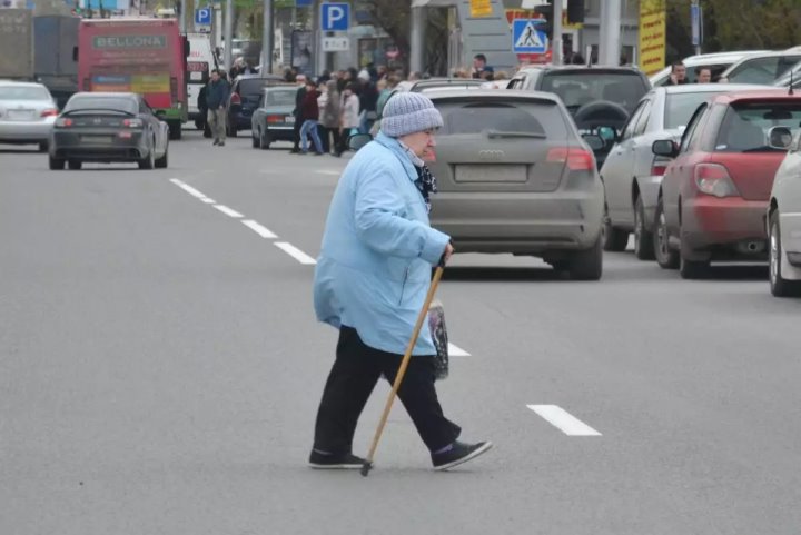 Пенсионерку оштрафовали за переход в неустановленном месте – прокуратура опротестовала решение ГАИ
