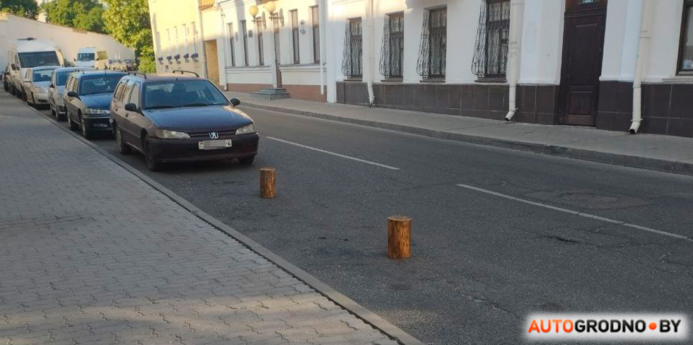 В Гродно кто-то забронировал себе стояночное место пеньками