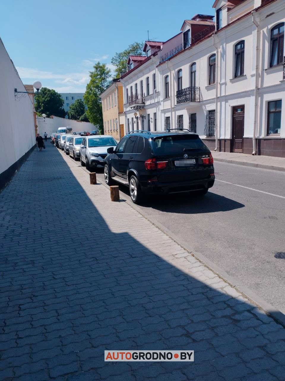 В Гродно кто-то забронировал себе стояночное место пеньками