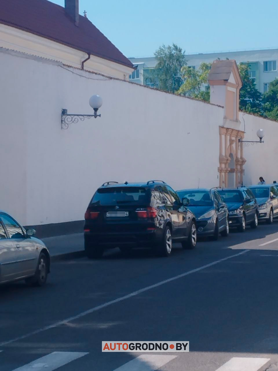 В Гродно кто-то забронировал себе стояночное место пеньками