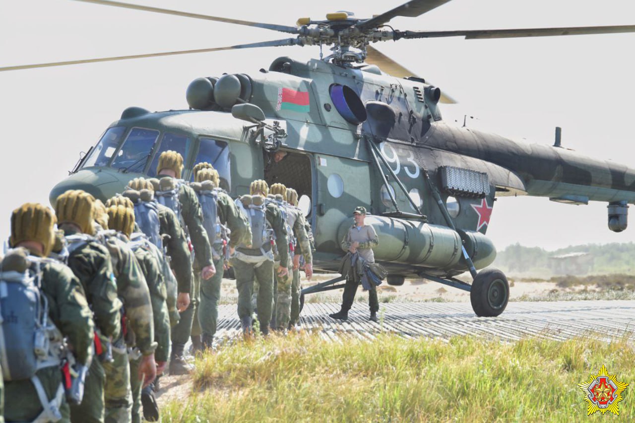 Под Брестом с вертолета десантировались более 200 военнослужащих