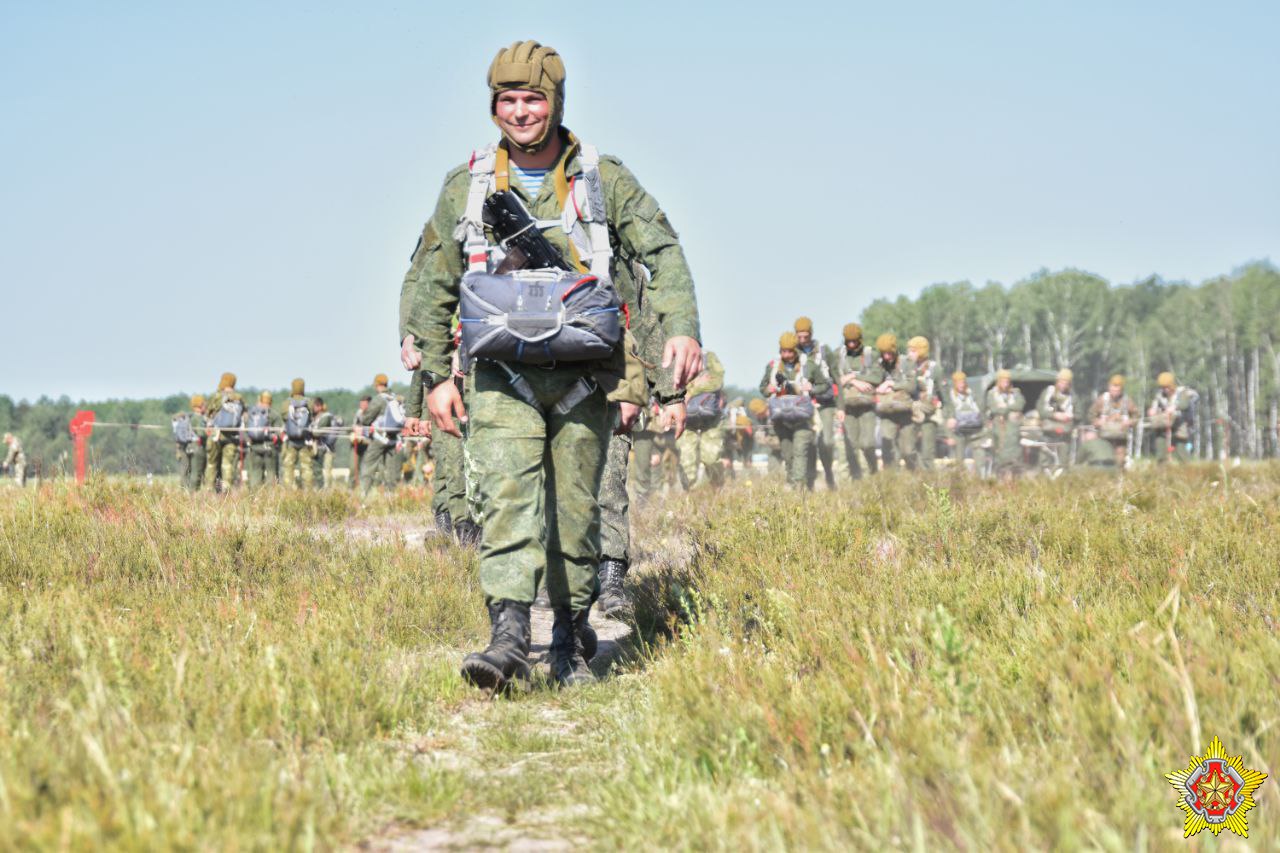 Под Брестом с вертолета десантировались более 200 военнослужащих
