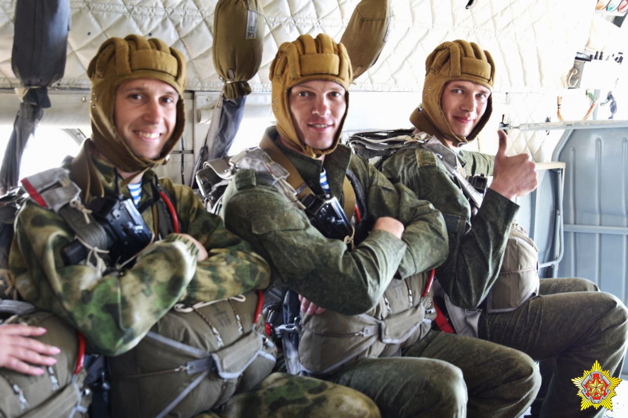 Под Брестом с вертолета десантировались более 200 военнослужащих