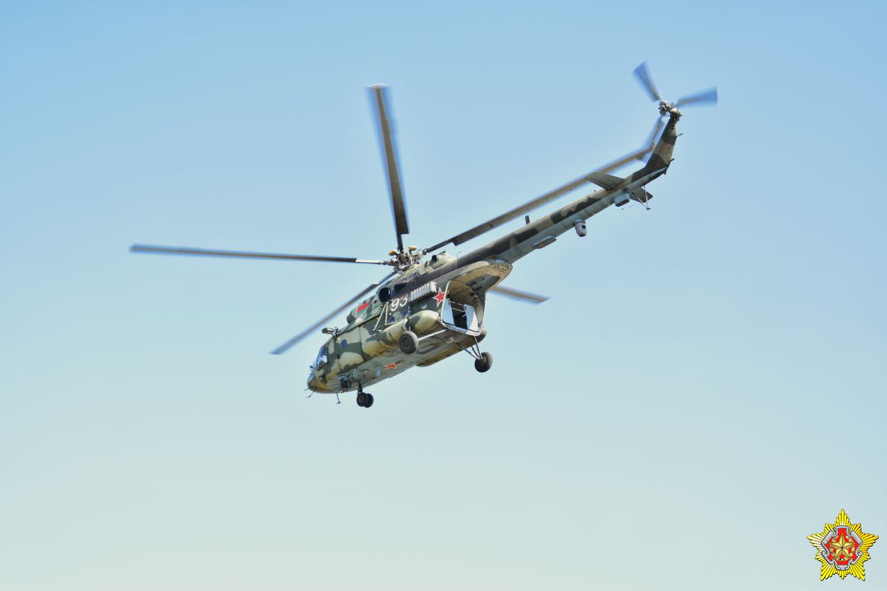 Под Брестом с вертолета десантировались более 200 военнослужащих