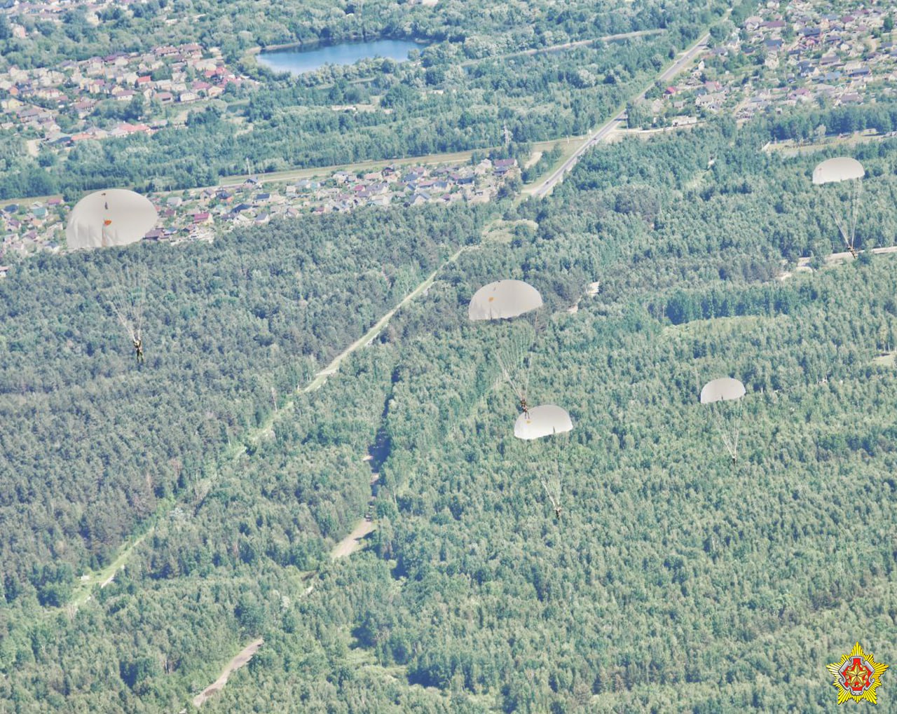 Под Брестом с вертолета десантировались более 200 военнослужащих