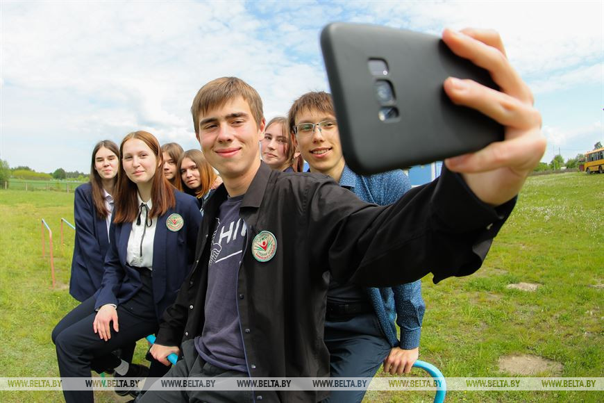 «Мы как одна семья». Выпускники сельской школы в Каменецком районе о школьных годах
