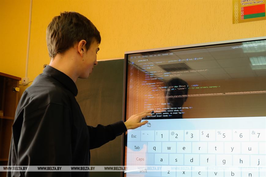 «Мы как одна семья». Выпускники сельской школы в Каменецком районе о школьных годах