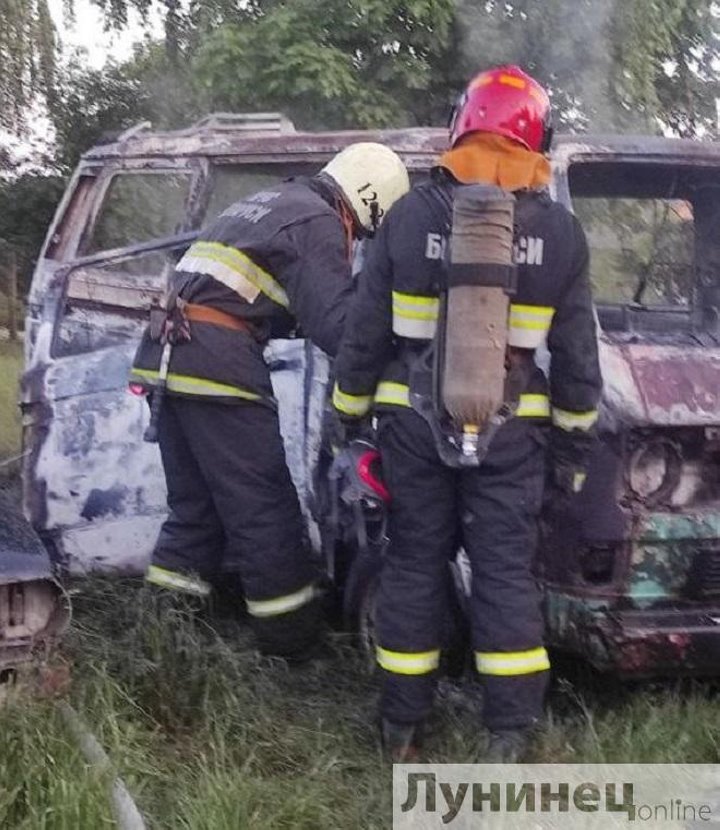 Микроавтобус сгорел в Микашевичах