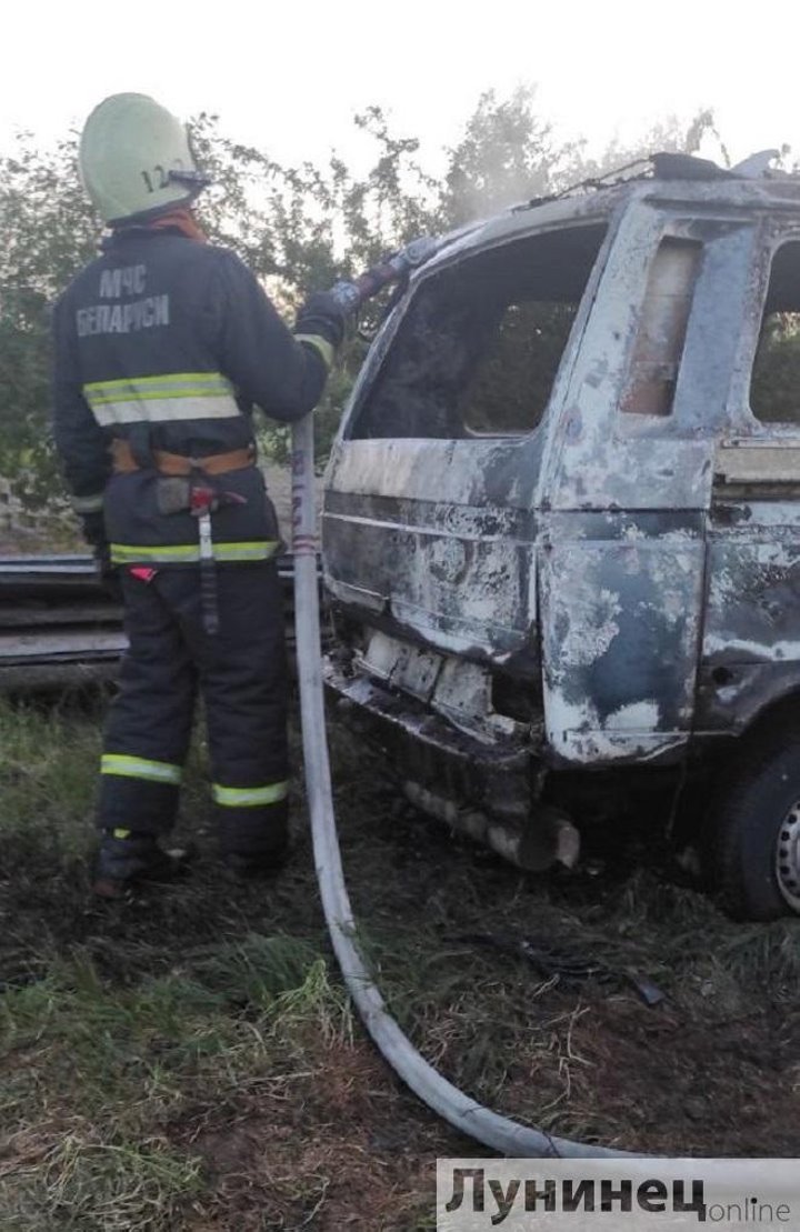 Микроавтобус сгорел в Микашевичах