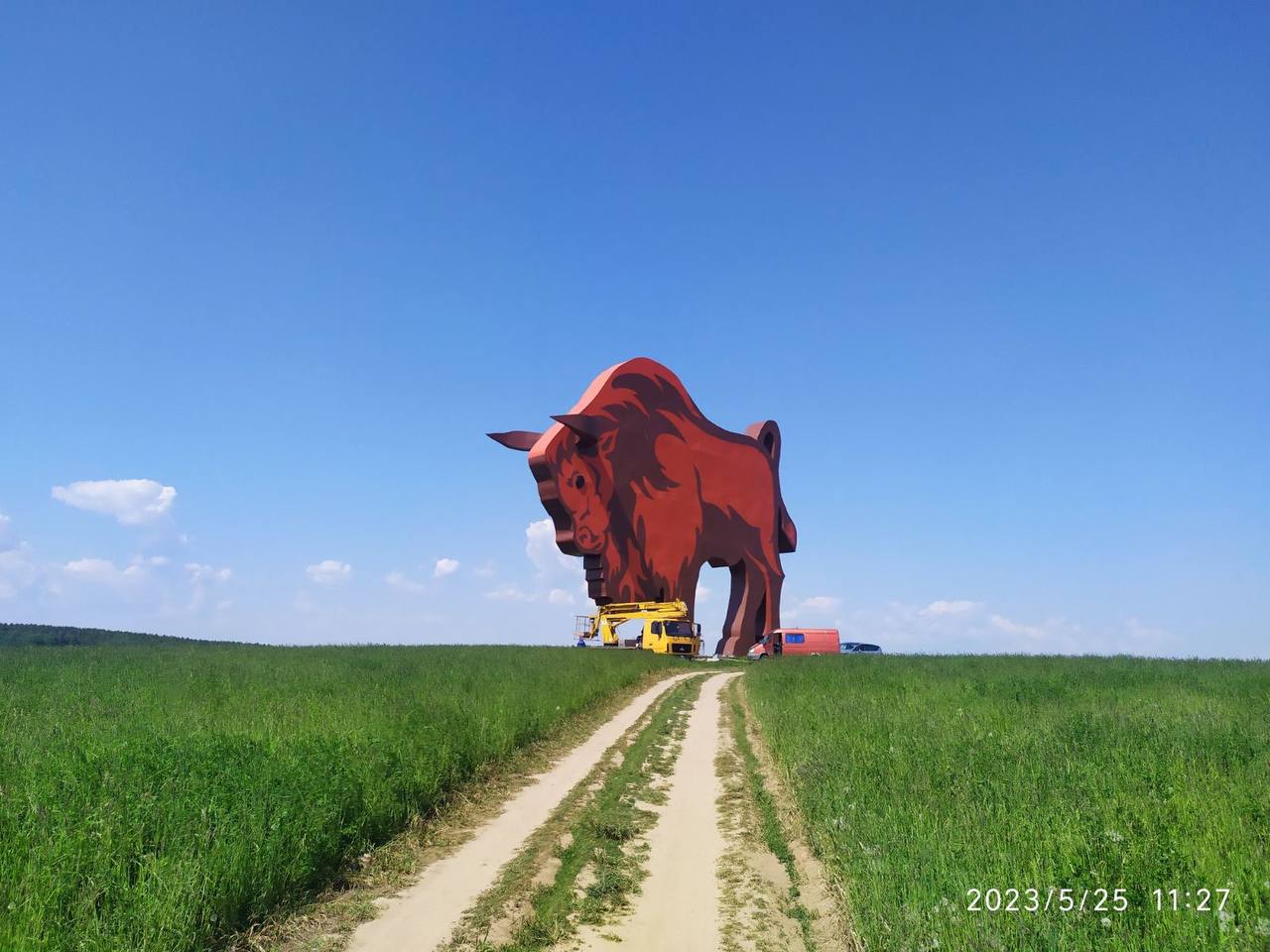 У огромного зубра на трассе М1 теперь светятся глаза