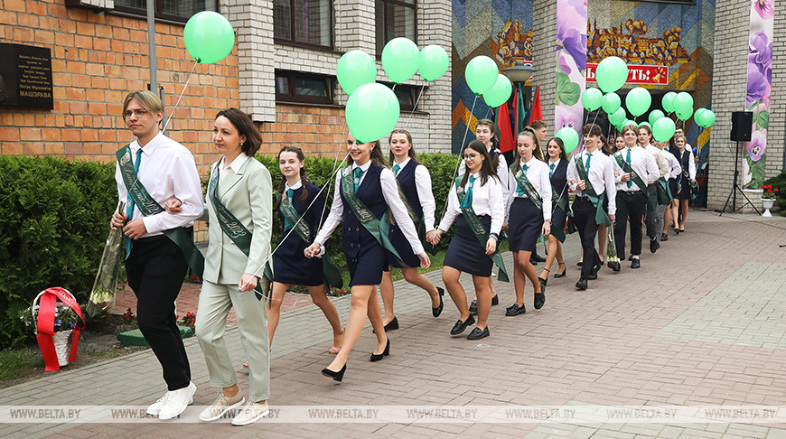 Последний звонок прозвенел для 9,5 тыс. одиннадцатиклассников области. Репортаж из Бреста