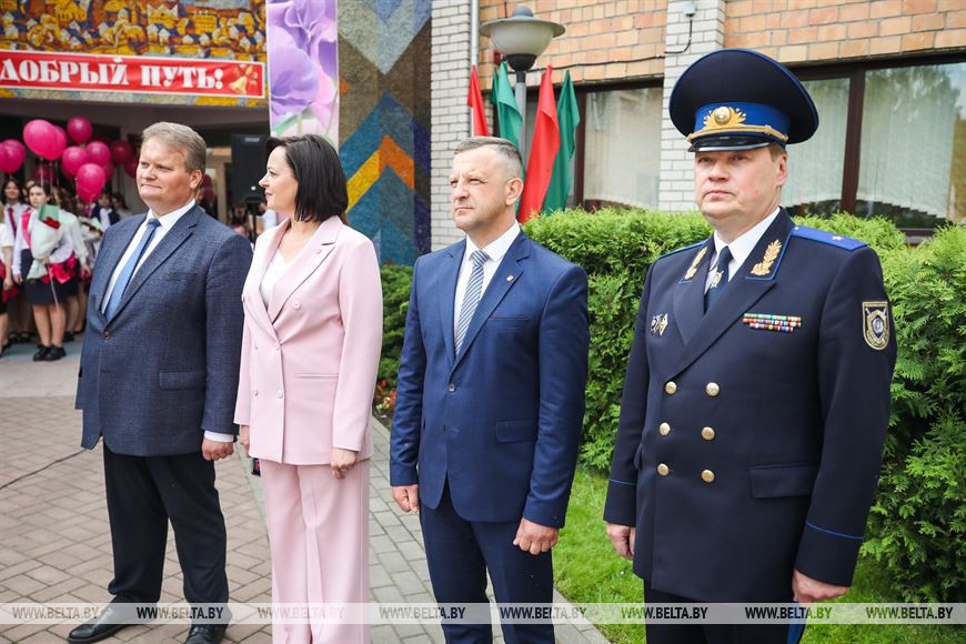 Последний звонок прозвенел для 9,5 тыс. одиннадцатиклассников области. Репортаж из Бреста