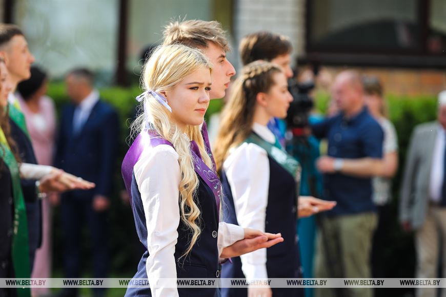 Последний звонок прозвенел для 9,5 тыс. одиннадцатиклассников области. Репортаж из Бреста