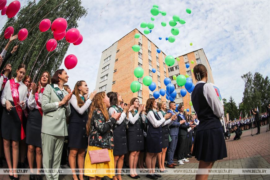 Последний звонок прозвенел для 9,5 тыс. одиннадцатиклассников области. Репортаж из Бреста