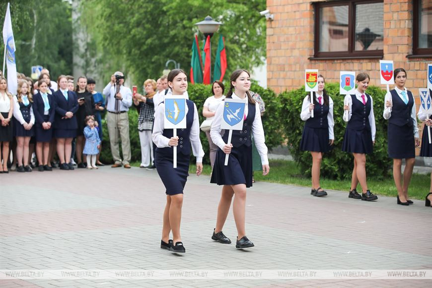 Последний звонок прозвенел для 9,5 тыс. одиннадцатиклассников области. Репортаж из Бреста