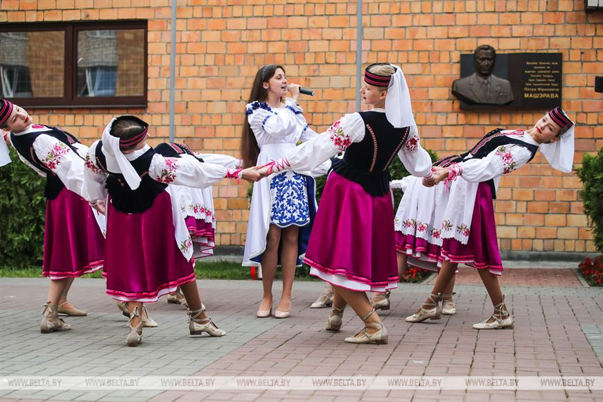 Последний звонок прозвенел для 9,5 тыс. одиннадцатиклассников области. Репортаж из Бреста