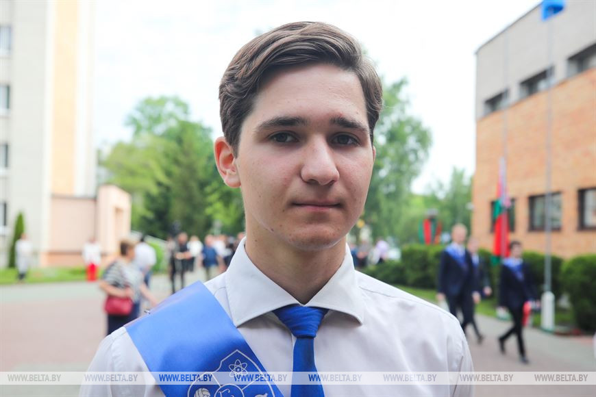 Последний звонок прозвенел для 9,5 тыс. одиннадцатиклассников области. Репортаж из Бреста