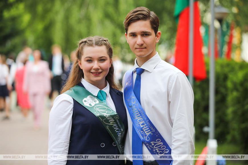 Последний звонок прозвенел для 9,5 тыс. одиннадцатиклассников области. Репортаж из Бреста