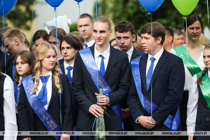 Последний звонок прозвенел для 9,5 тыс. одиннадцатиклассников области. Репортаж из Бреста