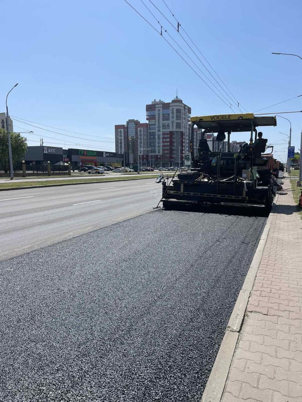 Специалисты Брестского ДЭП осуществляют укладку верхнего слоя асфальтобетонного покрытия ул. Московской