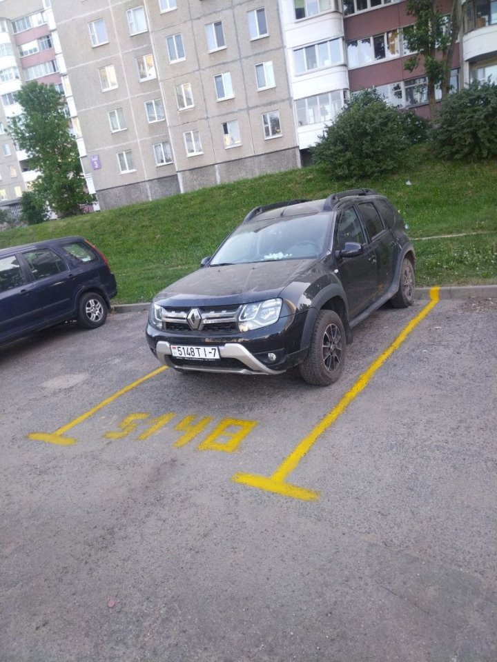 «Нет парковочного места? Нарисуй!» Читатель о том, как кто-то радикально решил проблему со стоянкой во дворе