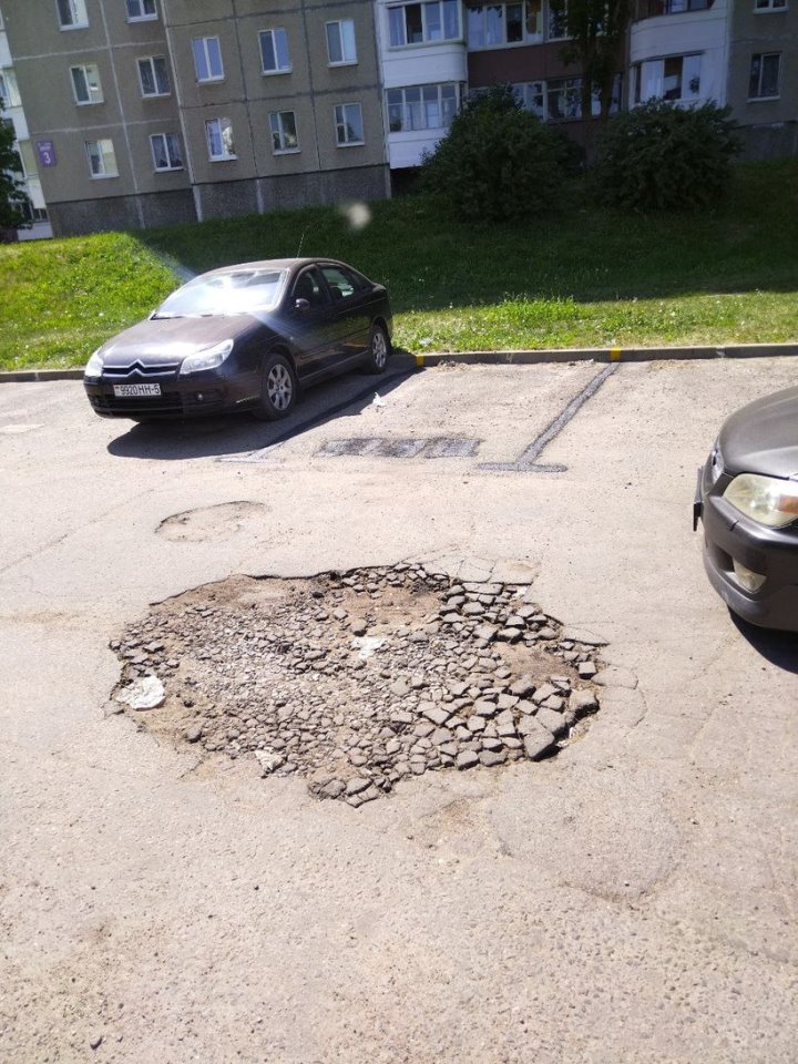 «Нет парковочного места? Нарисуй!» Читатель о том, как кто-то радикально решил проблему со стоянкой во дворе