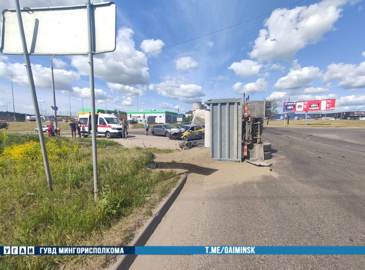 В Минске самосвал перевернулся после столкновения с такси. Есть видео