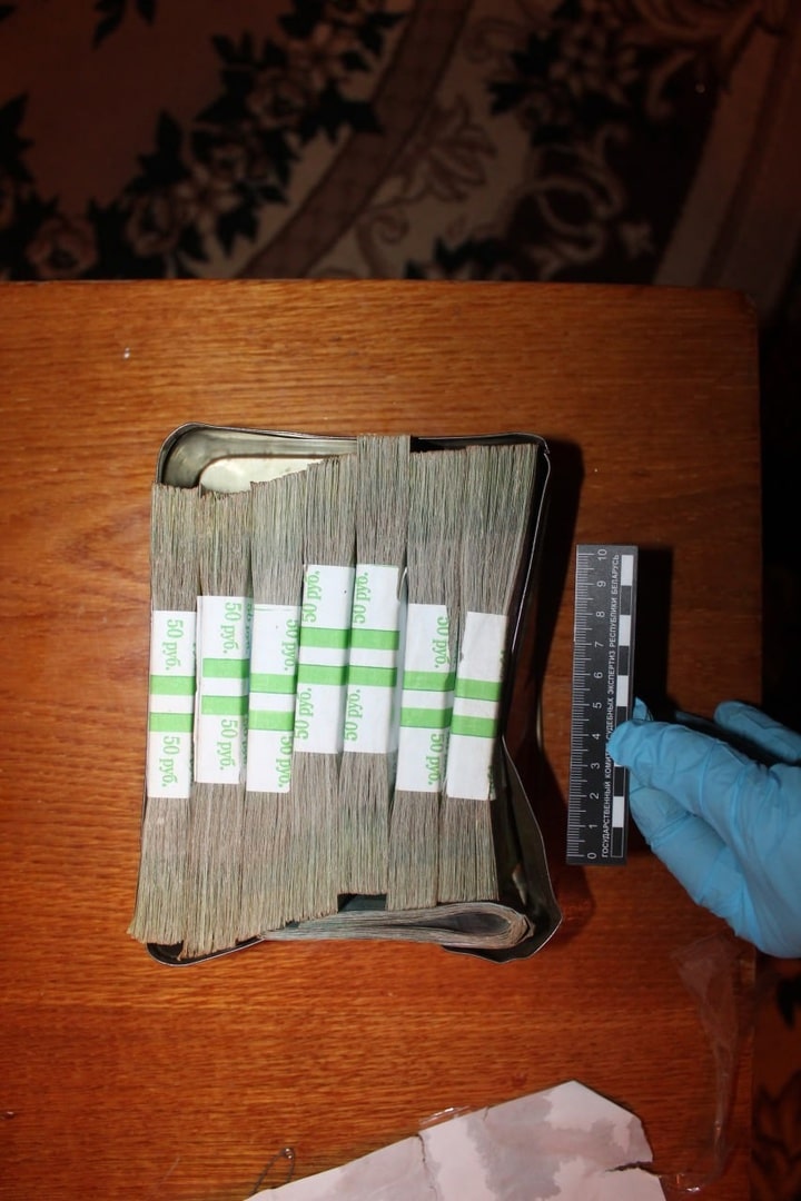 В Беларуси пенсионер собрал целую коробку денег на покупку автомобиля. А потом решил похвастаться. Зря