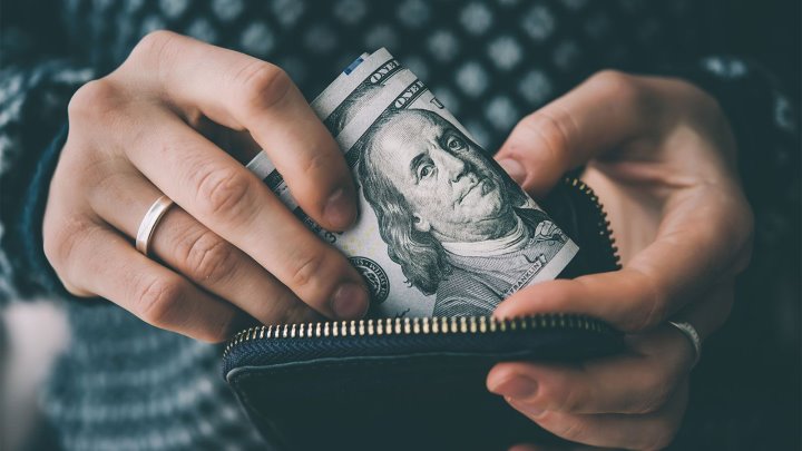 Белорус подобрал в банке бесхозные 00. Теперь его обвиняют в краже