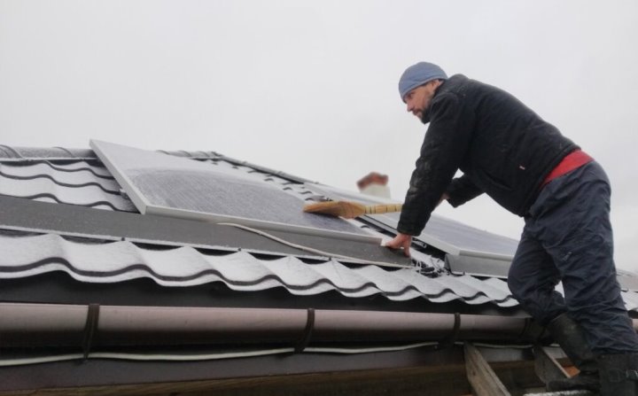 Житель Брестской области установил солнечные панели на доме в деревне. Реально ли сэкономить?