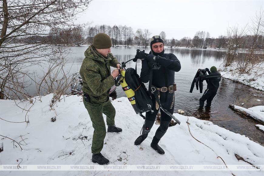 Погружение ночью, инженерная разведка, ориентирование по азимуту. Водолазы ССО тренируются в Бресте