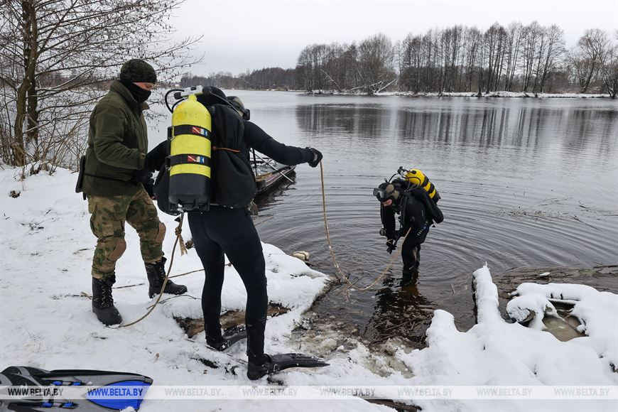 Погружение ночью, инженерная разведка, ориентирование по азимуту. Водолазы ССО тренируются в Бресте