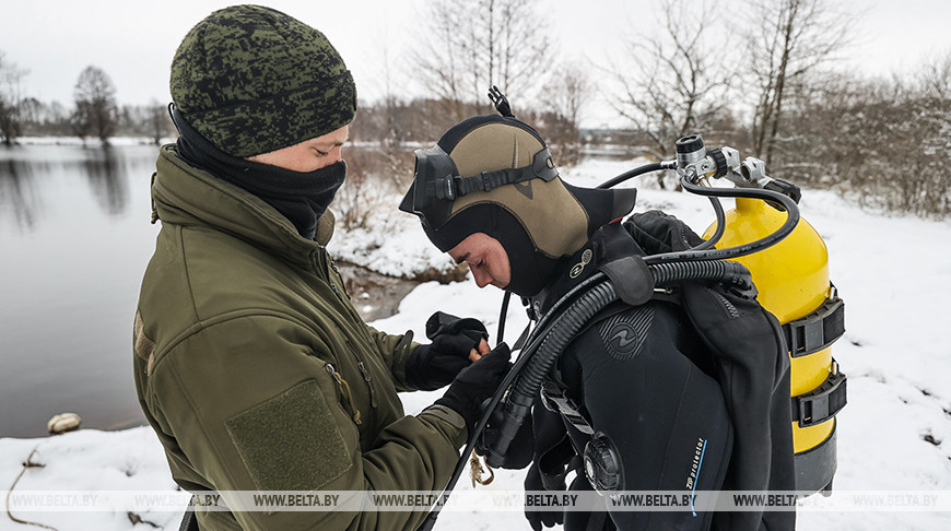 Погружение ночью, инженерная разведка, ориентирование по азимуту. Водолазы ССО тренируются в Бресте