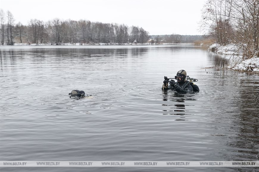 Погружение ночью, инженерная разведка, ориентирование по азимуту. Водолазы ССО тренируются в Бресте