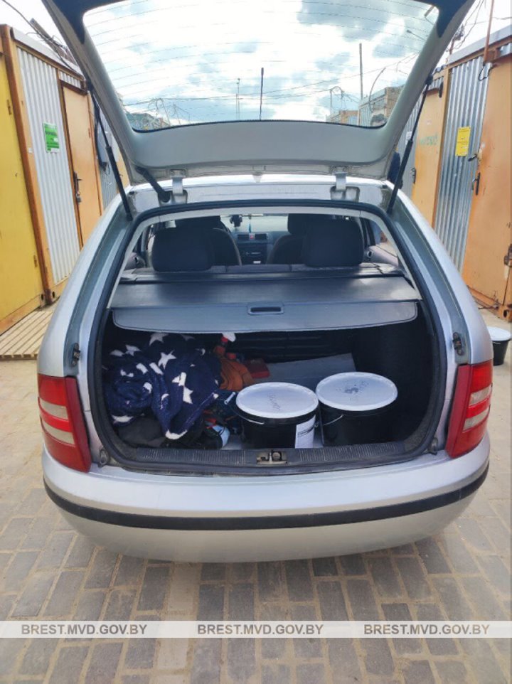 В Барановичах рабочие воровали краску со стройки