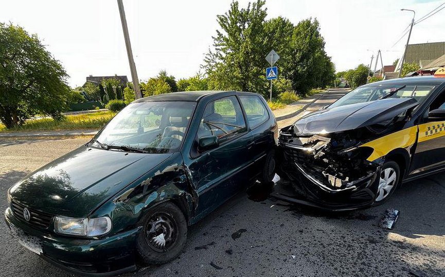 Такси в Барановичах «пролетело» под знак «Стоп» и протаранило легковушку с детьми