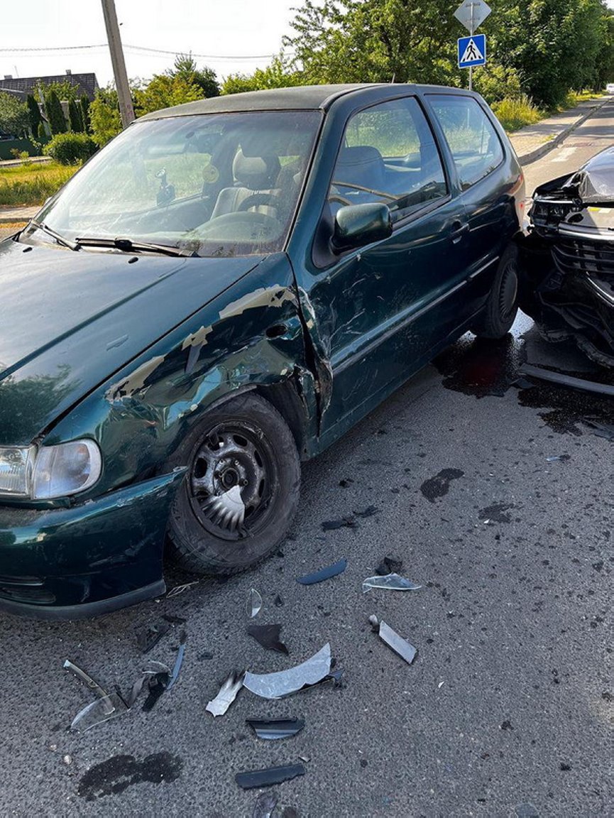 Такси в Барановичах «пролетело» под знак «Стоп» и протаранило легковушку с детьми