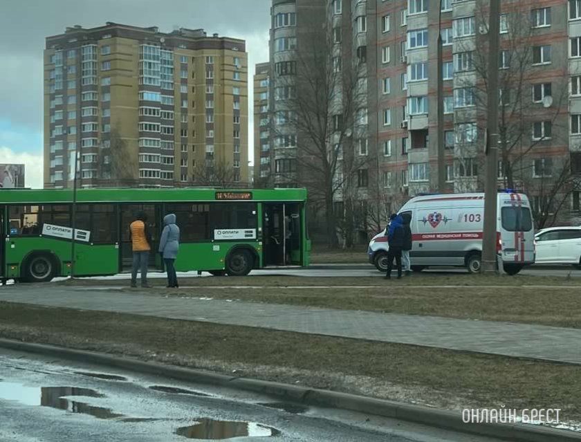 Девушка попала под автобус в Бресте