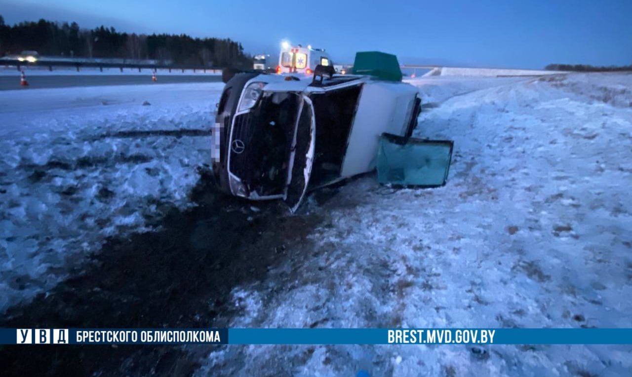 Микроавтобус с 7 пассажирами вылетел в кювет и перевернулся под Барановичами