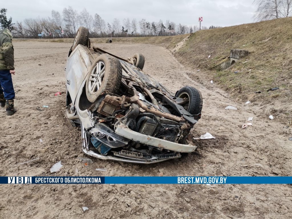 В Каменецком районе перевернулся автомобиль